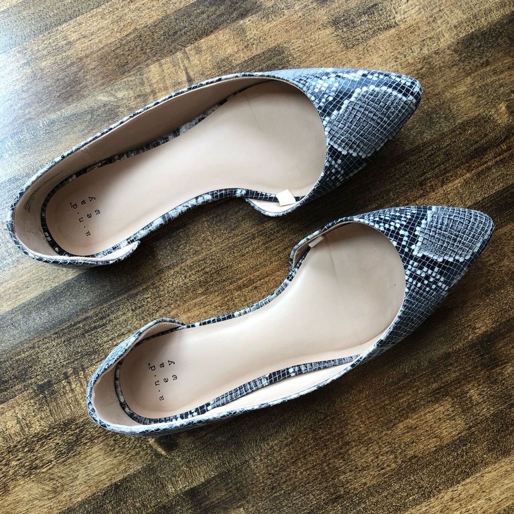 Snakeskin print flatS size 8W